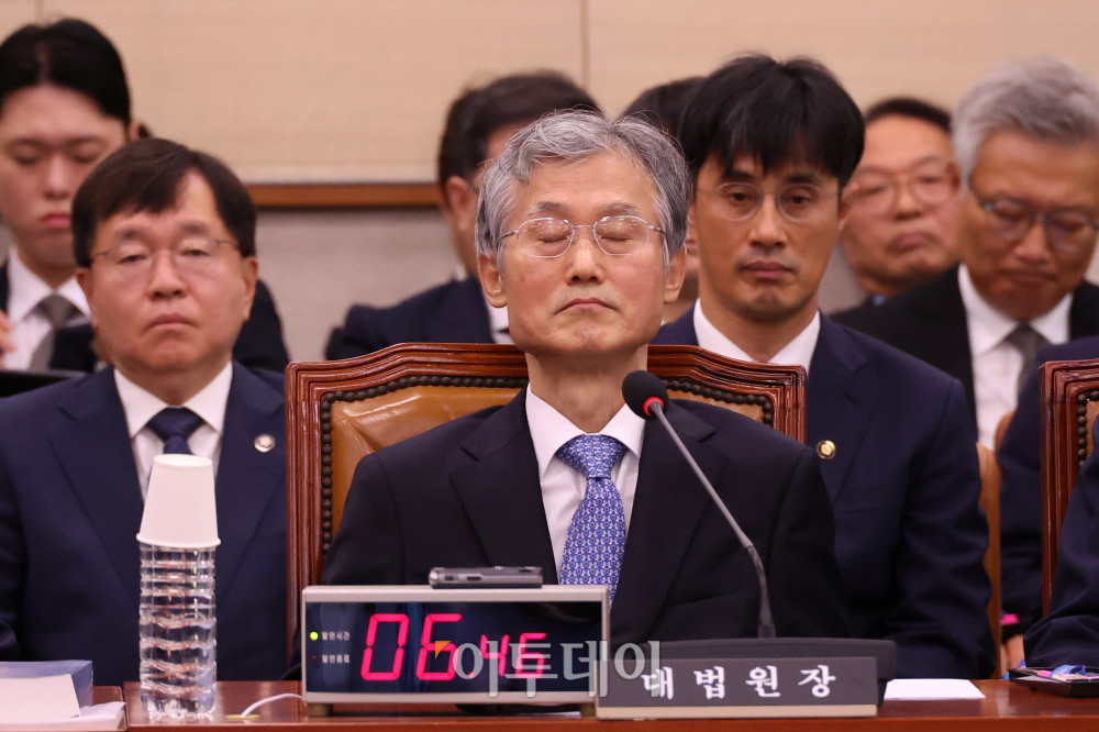 ▲조희대 대법원장이 13일 서울 여의도 국회에서 열린 법제사법위원회 국정감사에서 의원 질의를 듣고 있다. 추미애 법사위원장은 조희대 대법원장을 관례대로 인사말 후 이석시키지 않고 참고인 신분으로 질의응답을 진행했다. 고이란 기자 photoeran@