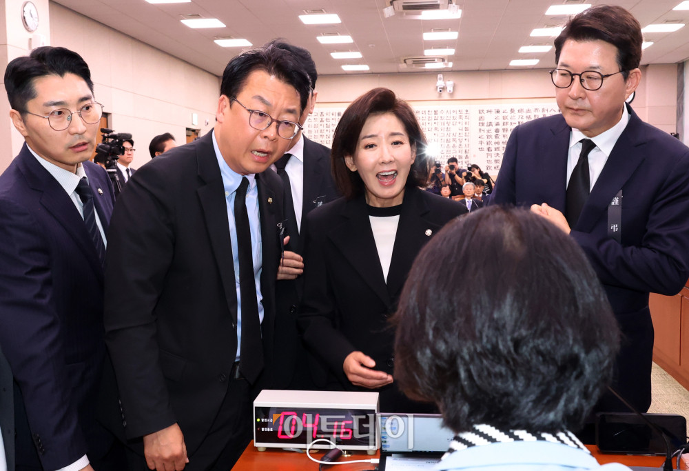 ▲13일 서울 여의도 국회에서 열린 법제사법위원회 국정감사에서 나경원 의원을 비롯한 국민의힘 의원들이 조희대 대법원장을 관례대로 인사말 후 이석시키지 않고 참고인 신분으로 질의응답을 진행하자, 추미애 법사위원장에게 항의하고 있다. 고이란 기자 photoeran@