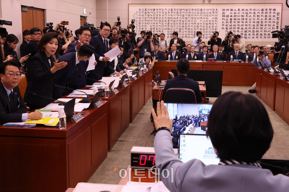 ▲13일 서울 여의도 국회에서 열린 법제사법위원회 국정감사에서 나경원 의원을 비롯한 국민의힘 의원들이 조희대 대법원장을 관례대로 인사말 후 이석시키지 않고 참고인 신분으로 질의응답을 진행하자, 추미애 법사위원장에게 항의하고 있다. 고이란 기자 photoeran@