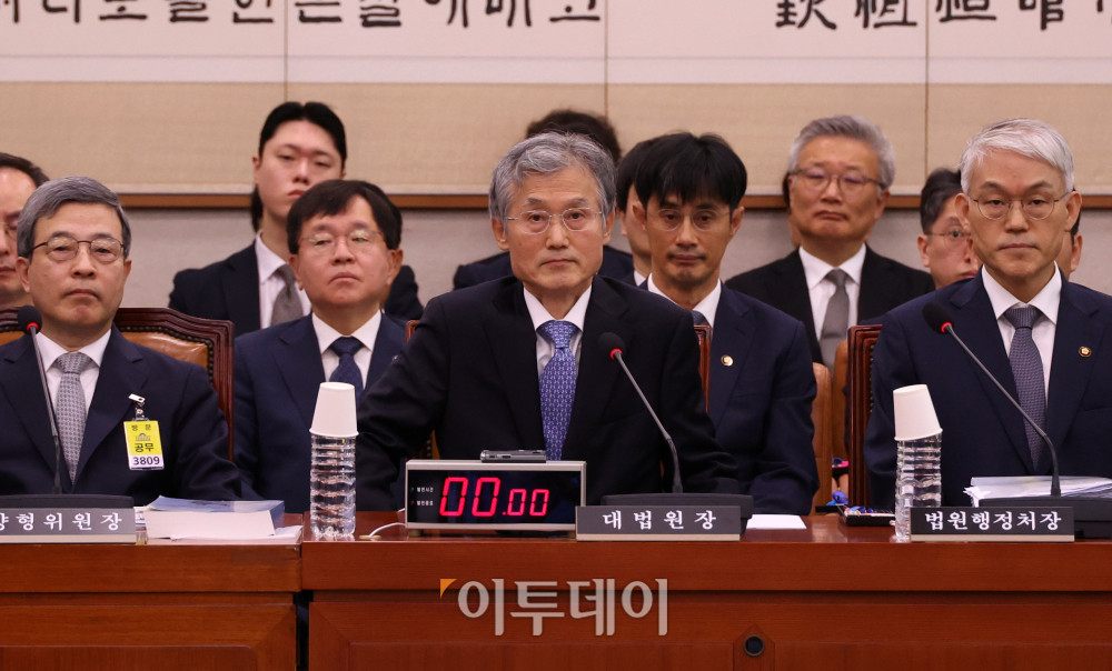 ▲ 조희대(가운데) 대법원장이 13일 서울 여의도 국회에서 열린 법제사법위원회 국정감사에 참석해 있다. 추미애 법사위원장은 조 대법원장을 관례대로 인사말 후 이석시키지 않고 참고인 신분으로 질의응답을 진행했다. (고이란 기자 photoeran@)