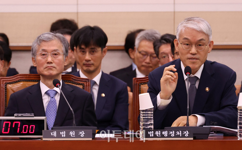 ▲ 천대엽(오른쪽) 법원행정처장이 13일 서울 여의도 국회에서 열린 법제사법위원회 국정감사에서 조희대(왼쪽) 대법원장을 관례대로 인사말 후 이석시켜줄 것을 요청하고 있다. (고이란 기자 photoeran@)