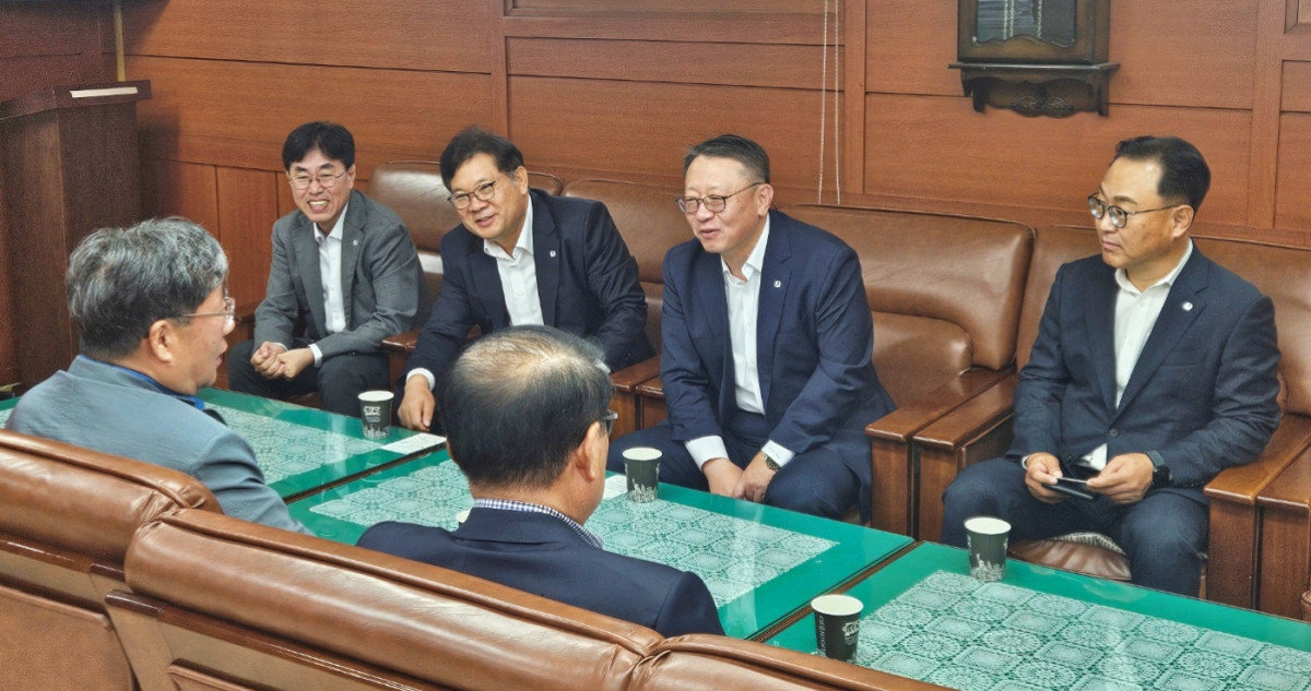 ▲정진완 우리은행장이 10일 남대문시장상인회를 방문해 소상공인의 어려움을 청취하고 은행의 맞춤형 지원 방안을 함께 논의하고 있다. (사진제공=우리은행)