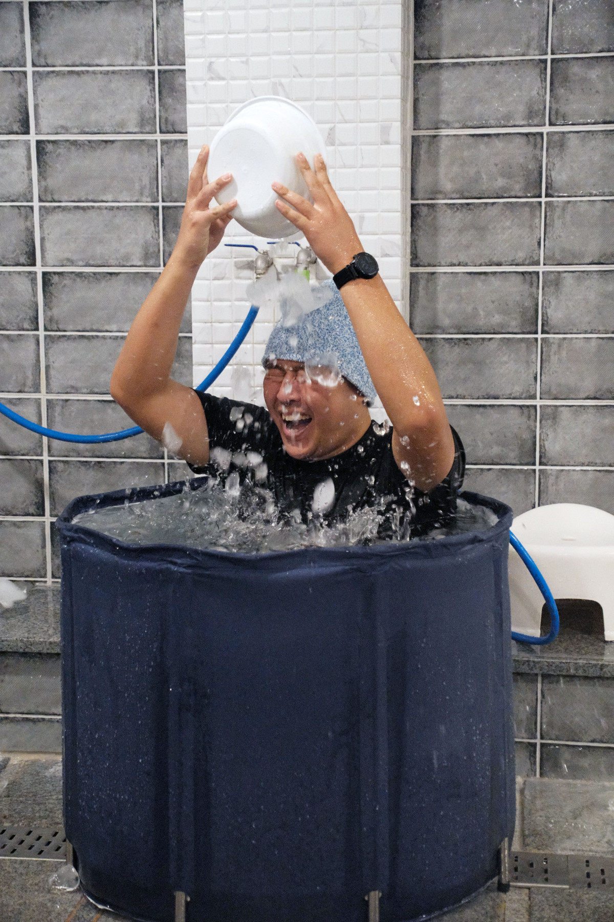 ▲목욕탕 러닝 참가자가 영도 봉래탕에서 얼음샤워를 즐기고 있다. (사진제공=일렁)