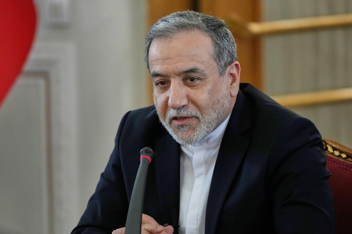 ▲5일(현지시간) 압바스 아락치 이란 외무장관이 테헤란에서 각국 대사 및 대표단과의 회의에서 연설을 하고 있다. (테헤란/AP연합뉴스)