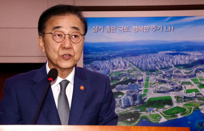 ▲13일 국회 국토교통위원회 국정감사에 출석한 김윤덕 국토교통부 장관. (뉴시스)