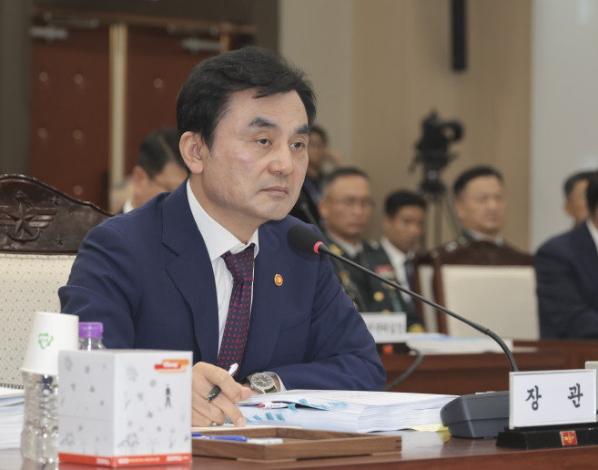 ▲이재명 정부 첫 국정감사가 시작된 13일 서울 용산구 국방부 청사에서 열린 2025 국방부 국정감사에서 안규백 국방부 장관이 의원 질의에 답하고 있다. (연합뉴스)