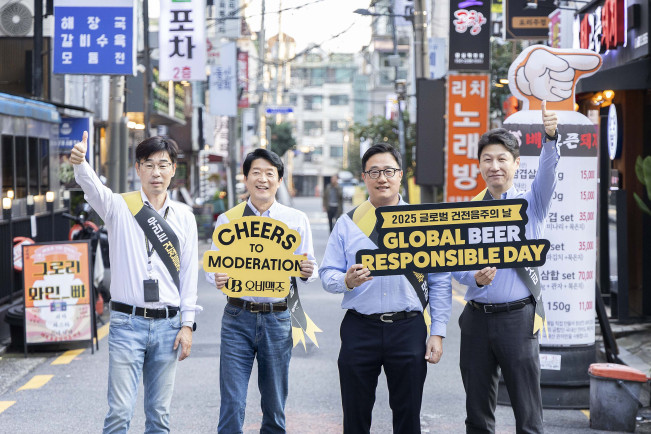 ▲‘글로벌 건전음주의 날’을 맞아 오비맥주 김병훈 영업 부사장(왼쪽에서 두 번째)과 오비맥주 구자범 수석 부사장(왼쪽에서 세 번째)이 13일 서울 잠실 상권 거리에서 건전음주 캠페인을 펼치고 있다. (사진제공=오비맥주)