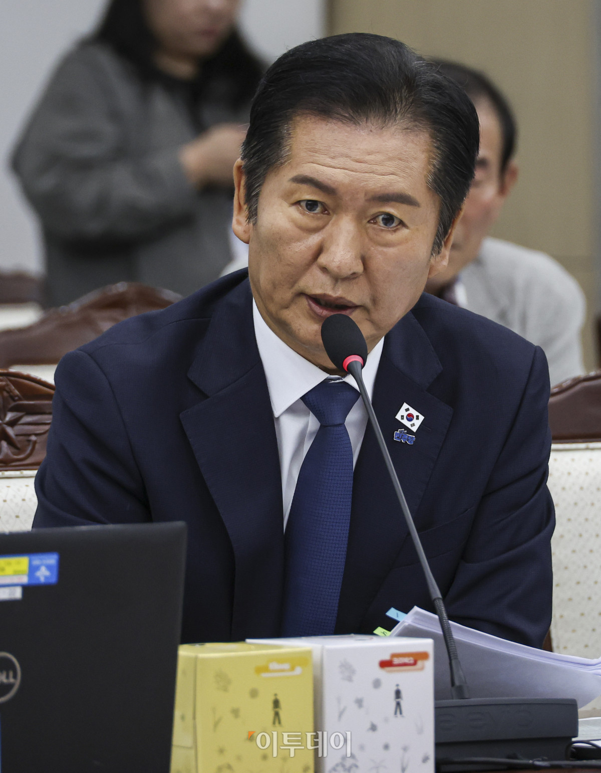 ▲정청래 더불어민주당 대표가 이재명 정부 첫 국정감사가 시작된 13일 서울 용산구 국방부 청사에서 열린 2025 국방부 국정감사에서 안규백 국방부 장관에게 질의를 하고 있다. 국회사진기자단