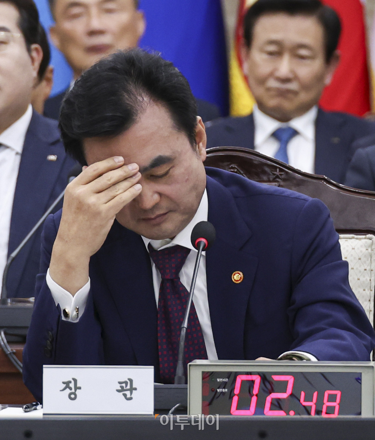 ▲안규백 국방부 장관이 이재명 정부 첫 국정감사가 시작된 13일 서울 용산구 국방부 청사에서 열린 2025 국방부 국정감사에서 생각에 잠겨 있다. 국회사진기자단