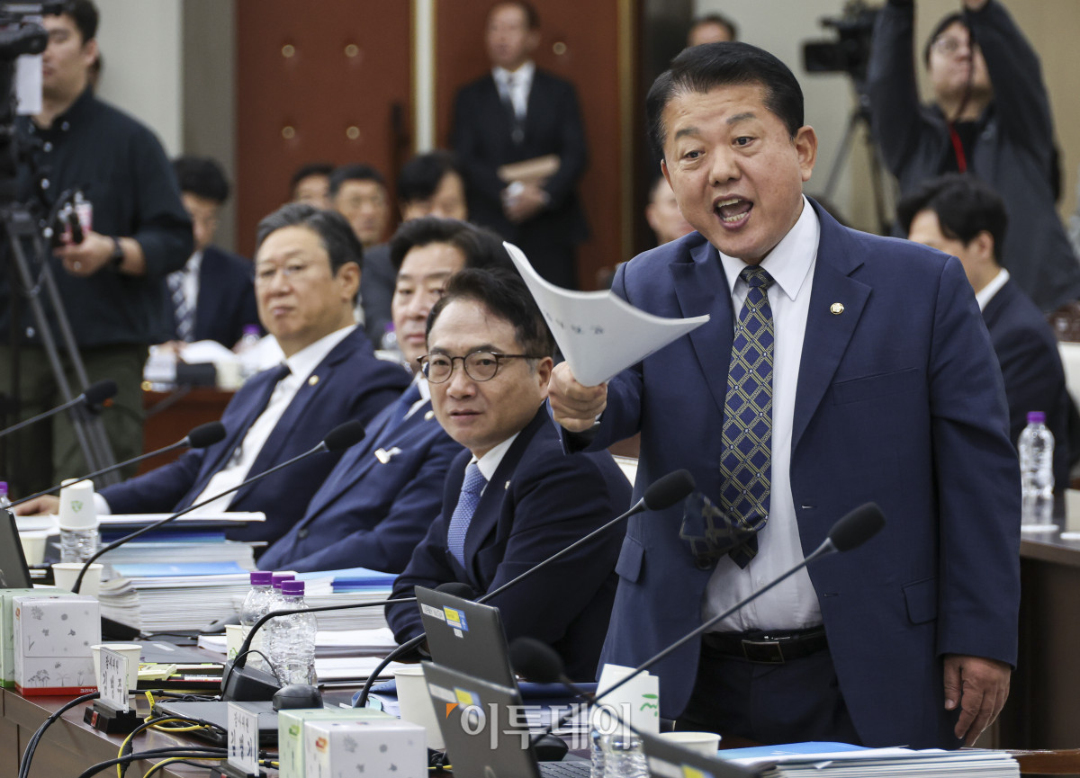 ▲김병주 더불어민주당 의원이 13일 서울 용산구 국방부 청사에서 열린 2025 국방부 국정감사에서 성일종 국회 국방위원장에게 항의하고 있다. 국회사진기자단