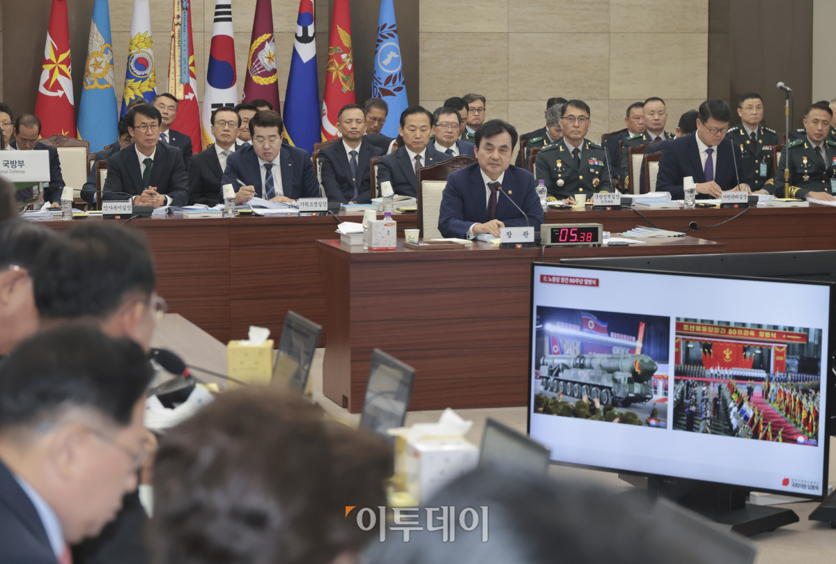 ▲안규백 국방부 장관이 이재명 정부 첫 국정감사가 시작된 13일 서울 용산구 국방부 청사에서 열린 2025 국방부 국정감사에서 의원들의 질의에 답변을 하고 있다. 국회사진기자단