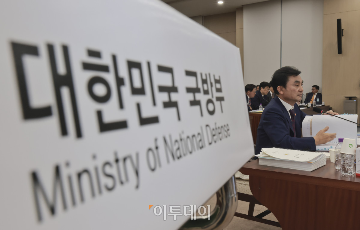 ▲안규백 국방부 장관이 이재명 정부 첫 국정감사가 시작된 13일 서울 용산구 국방부 청사에서 열린 2025 국방부 국정감사에서 의원들의 질의에 답변하고 있다. 국회사진기자단