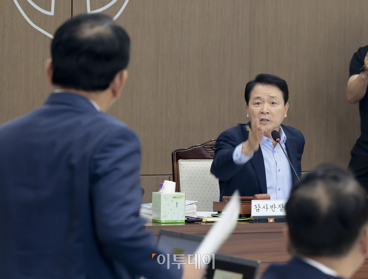 ▲김병주 더불어민주당 의원과 성일종 국회 국방위원장이 13일 서울 용산구 국방부 청사에서 열린 2025 국방부 국정감사에서 언쟁을 벌이고 있다. 국회사진기자단