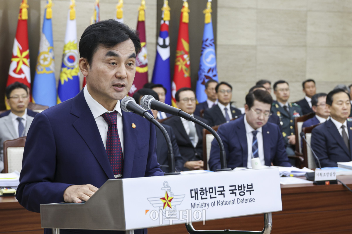 ▲안규백 국방부 장관이 이재명 정부 첫 국정감사가 시작된 13일 서울 용산구 국방부 청사에서 열린 2025 국방부 국정감사에서 업무보고를 하고 있다. 국회사진기자단