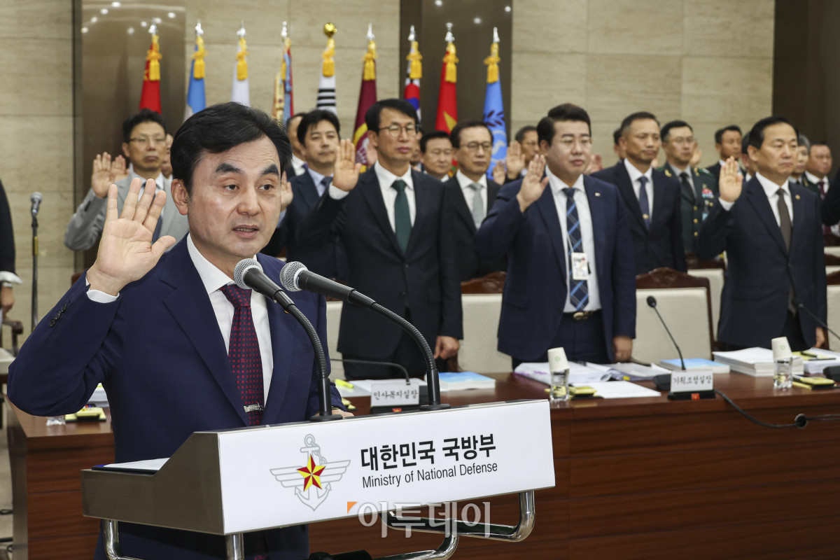 ▲안규백 국방부 장관이 이재명 정부 첫 국정감사가 시작된 13일 서울 용산구 국방부 청사에서 열린 2025 국방부 국정감사에서 증인선서를 하고 있다. 국회사진기자단