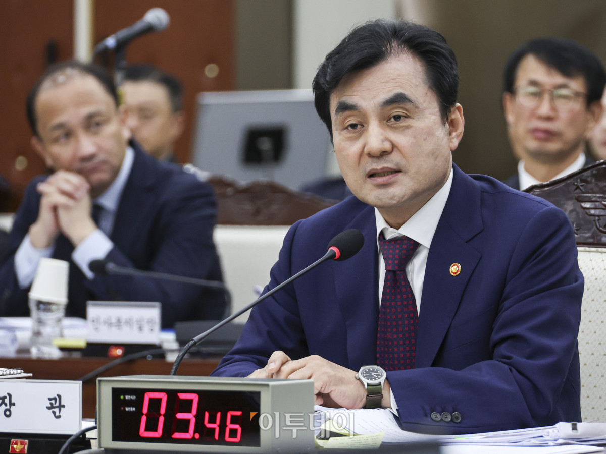 ▲안규백 국방부 장관이 이재명 정부 첫 국정감사가 시작된 13일 서울 용산구 국방부 청사에서 열린 2025 국방부 국정감사에서 의원들의 질의에 답변을 하고 있다. 국회사진기자단