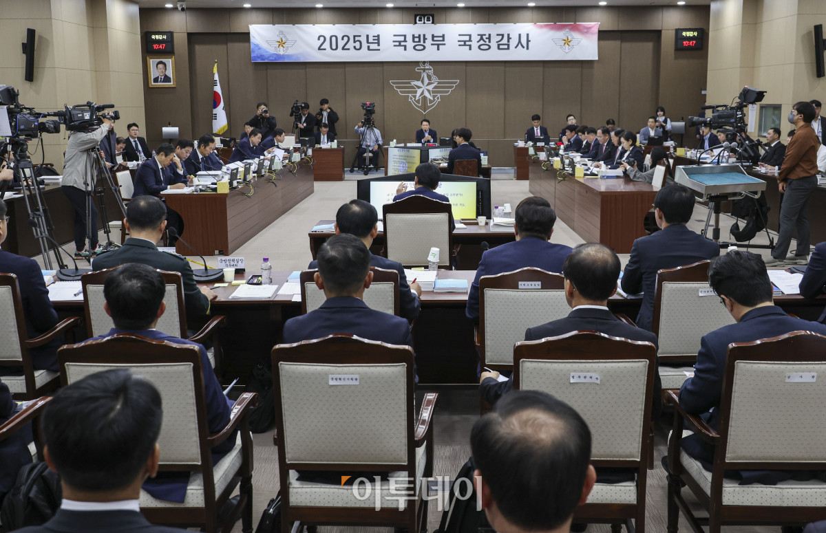 ▲안규백 국방부 장관이 이재명 정부 첫 국정감사가 시작된 13일 서울 용산구 국방부 청사에서 열린 2025 국방부 국정감사에서 의원들의 질의에 답변을 하고 있다. 국회사진기자단