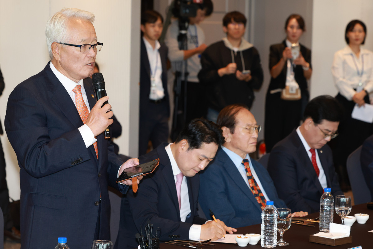 ▲국민의힘 장동혁 대표(오른쪽)가 13일 서울 영등포구 여의도 한 중식당에서 열린 국민의힘 상임고문단 회의에 참석해 고문단 회장인 정의화 전 국회의장의 발언을 메모하고 있다. 2025.10.13 (연합뉴스)