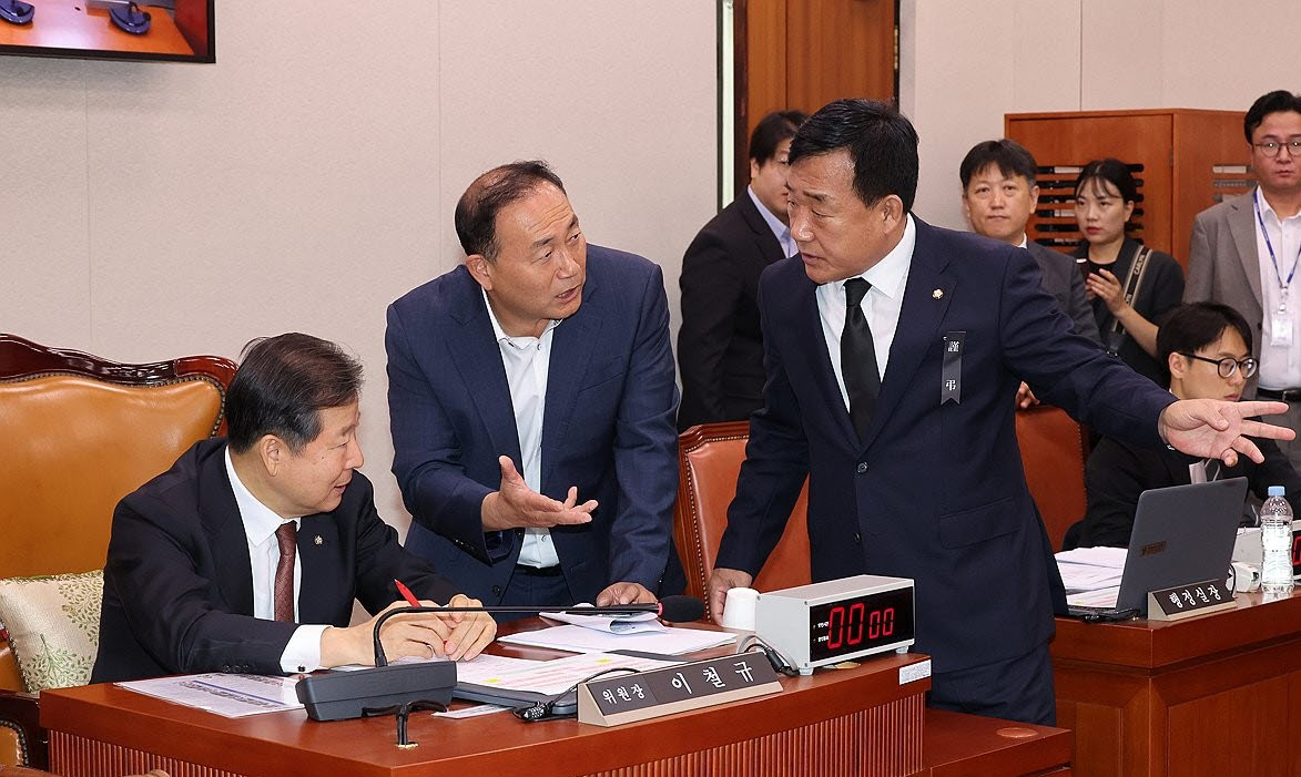 ▲ 13일 서울 국회에서 열린 산업통상자원중소벤처기업위원회 국정감사에서 이철규 위원장(왼쪽부터), 더불어민주당 측 간사 김원이 의원, 국민의힘 측 간사 박성민 의원이 증인 채택 관련 의견 조율을 하고 있다. (사진제공=연합뉴스)