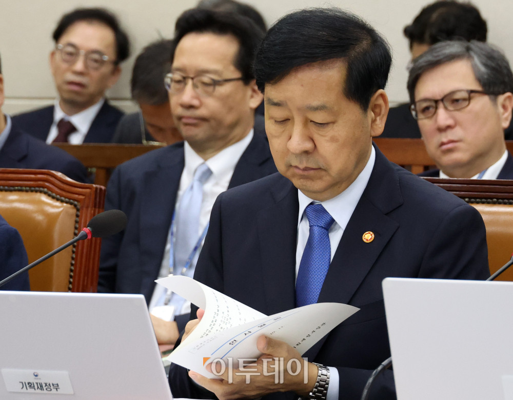 ▲구윤철 경제부총리 겸 기획재정부 장관이 13일 서울 여의도 국회에서 열린 기획재정위원회 국정감사에서 자료를 살펴보고 있다. 고이란 기자 photoeran@