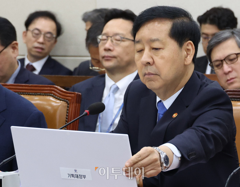 ▲구윤철 경제부총리 겸 기획재정부 장관이 13일 서울 여의도 국회에서 열린 기획재정위원회 국정감사에서 자료를 살펴보고 있다. 고이란 기자 photoeran@ 