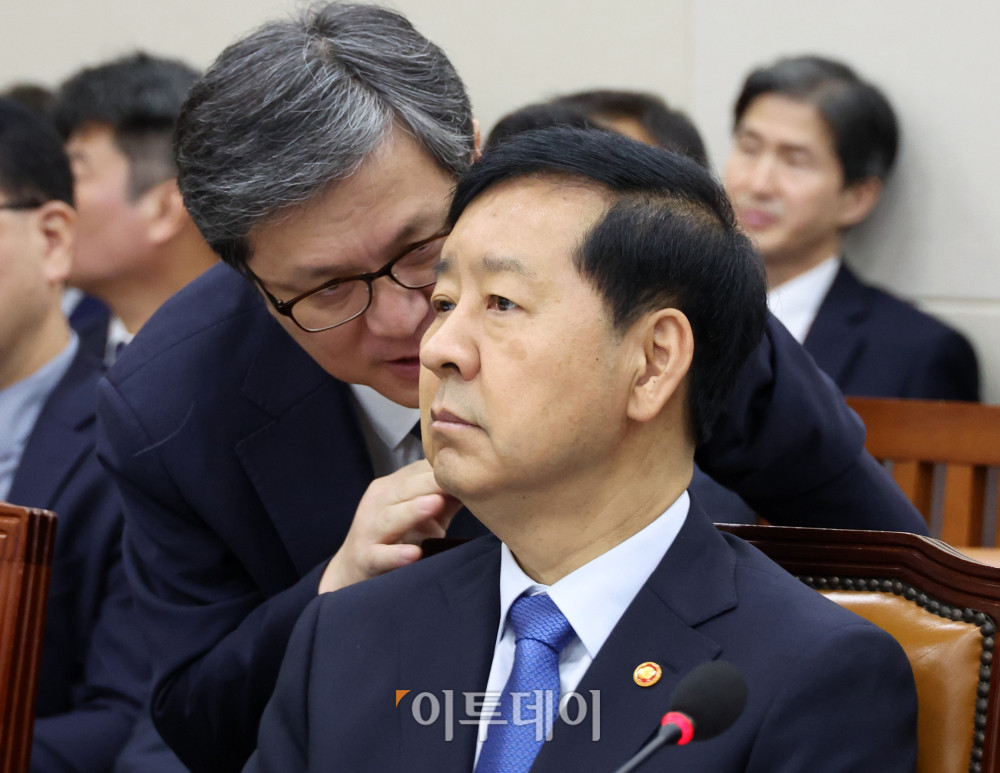 ▲구윤철 경제부총리 겸 기획재정부 장관이 13일 서울 여의도 국회에서 열린 기획재정위원회 국정감사에서 관계자와 대화하고 있다. 고이란 기자 photoeran@