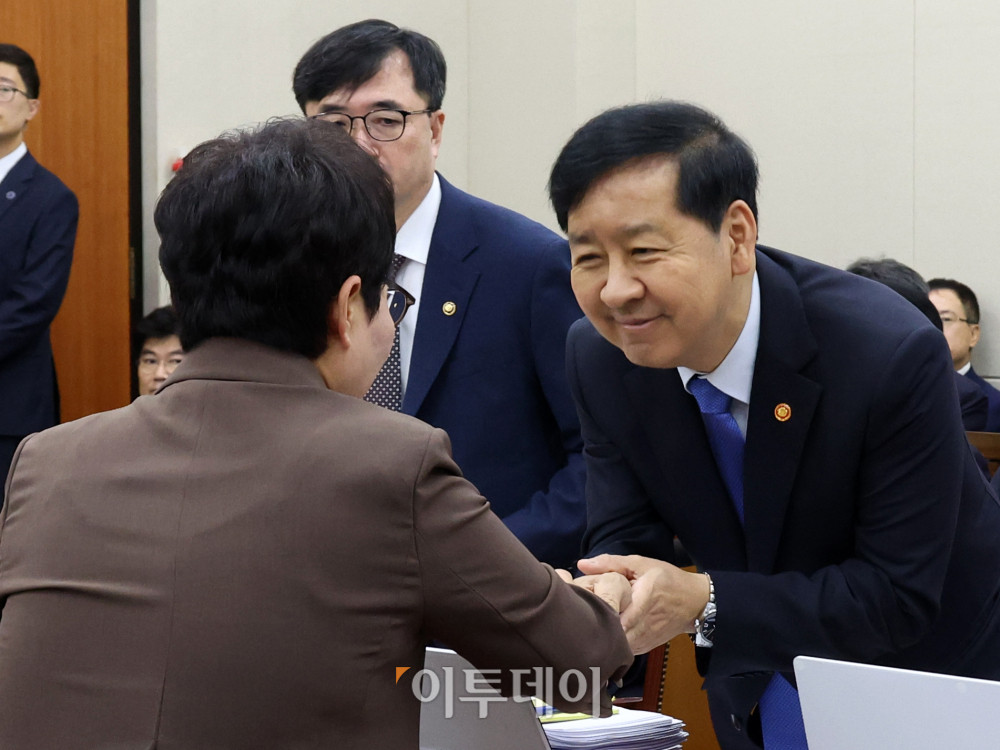 ▲구윤철(오른쪽) 경제부총리 겸 기획재정부 장관이 13일 서울 여의도 국회에서 열린 기획재정위원회 국정감사에서 임이자 기재위원장과 악수하고 있다. 고이란 기자 photoeran@ 