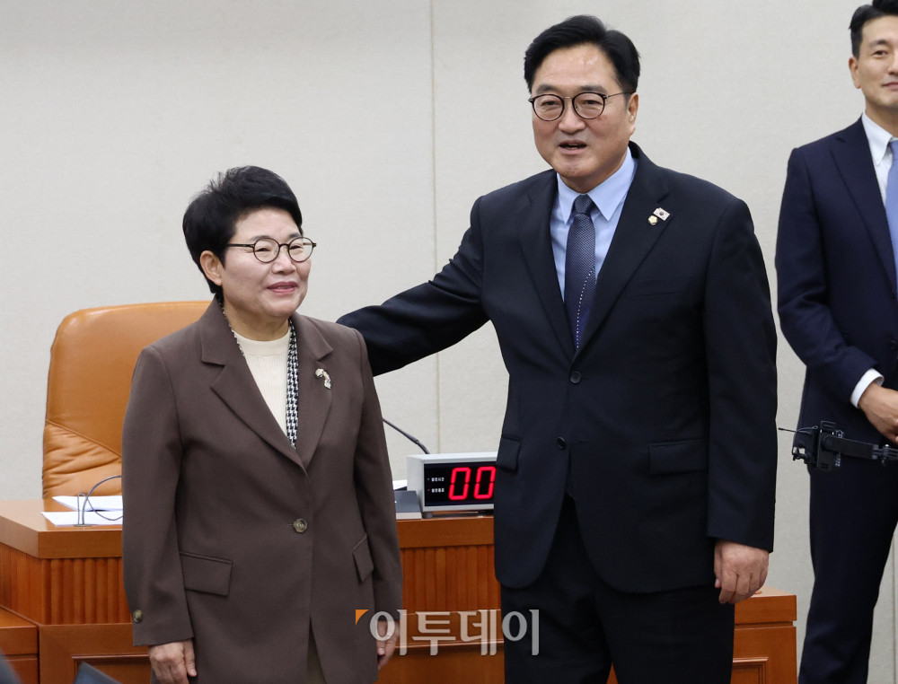 ▲우원식 국회의장이 국정감사 첫날인 13일 서울 여의도 국회에서 열린 기획재정위원회 국감장을 방문해 여야 의원과 피감기관 증인들에게 인사말을 하고 있다. 고이란 기자 photoeran@