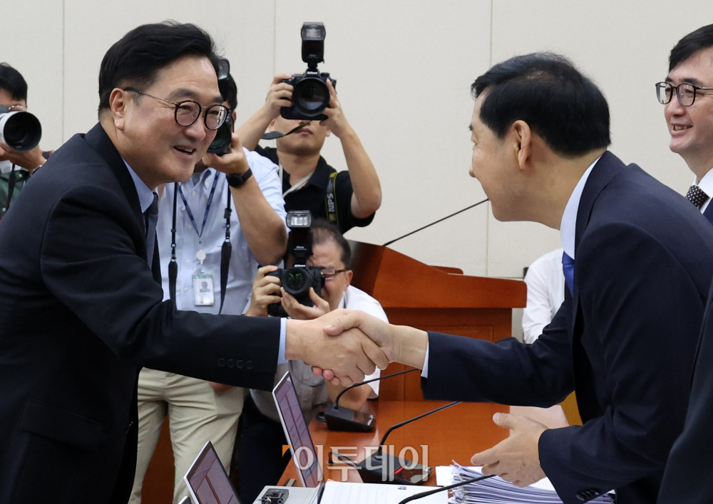 ▲우원식(왼쪽) 국회의장이 국정감사 첫날인 13일 서울 여의도 국회에서 열린 기획재정위원회 국감장을 방문해 구윤철 경제부총리 겸 기획재정부 장관과 악수하고 있다. 고이란 기자 photoeran@