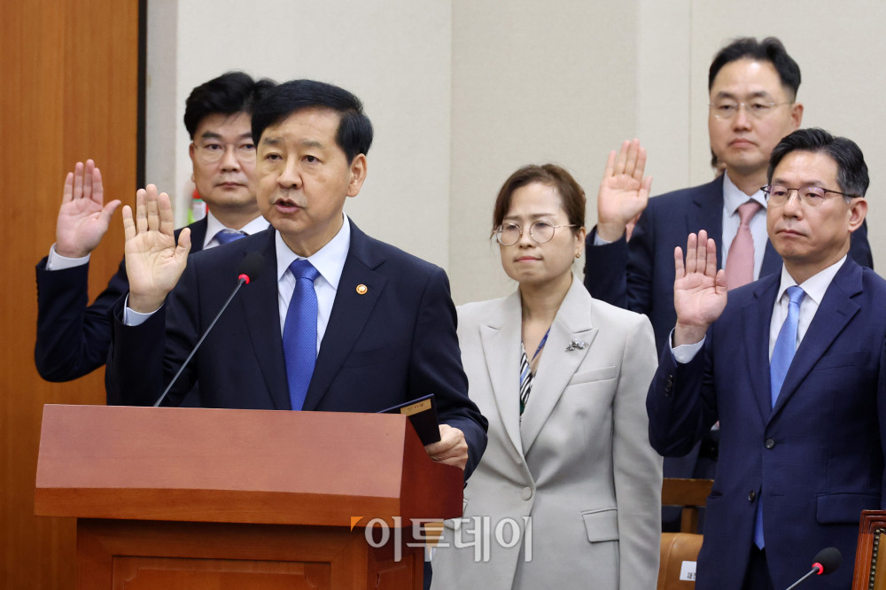 ▲구윤철 경제부총리 겸 기획재정부 장관이 13일 서울 여의도 국회에서 열린 기획재정위원회 국정감사에서 선서를 하고 있다. 고이란 기자 photoeran@ 