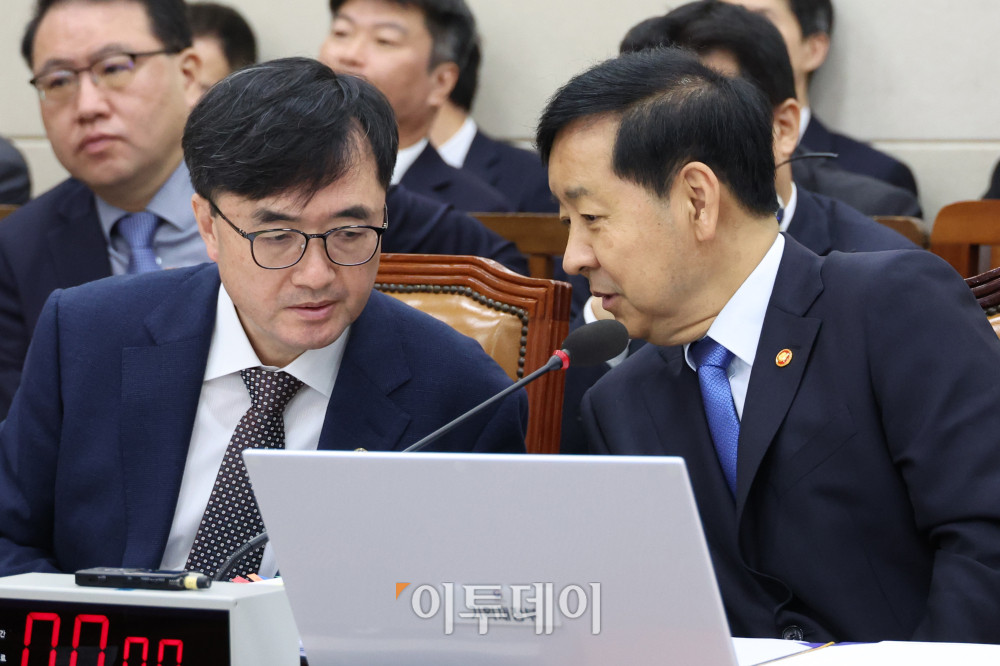 ▲구윤철(오른쪽) 경제부총리 겸 기획재정부 장관과 임기근 2차관이 13일 서울 여의도 국회에서 열린 기획재정위원회 국정감사에서 대화하고 있다. 고이란 기자 photoeran@ 