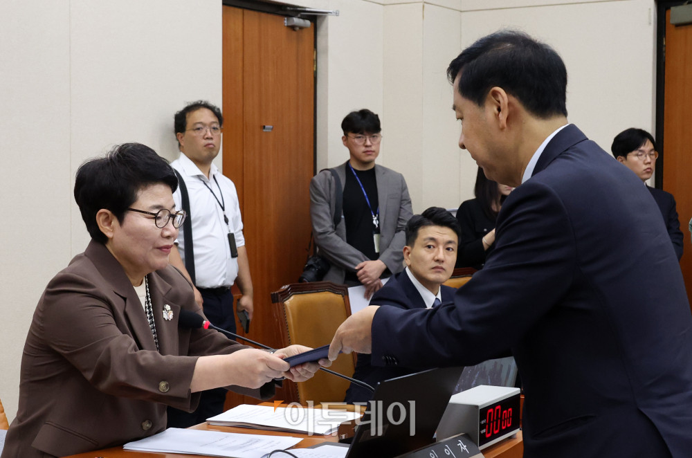 ▲구윤철(오른쪽) 경제부총리 겸 기획재정부 장관이 13일 서울 여의도 국회에서 열린 기획재정위원회 국정감사에서 선서를 마치고 임이자 기재위원장에게 선서문을 전달하고 있다. 고이란 기자 photoeran@