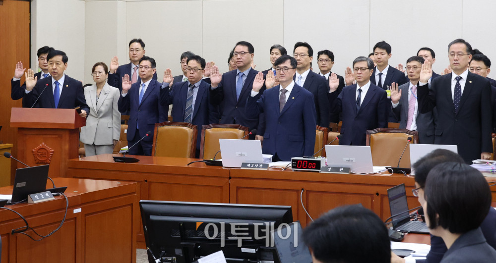 ▲ 구윤철 경제부총리 겸 기획재정부 장관이 13일 서울 여의도 국회에서 열린 기획재정위원회 국정감사에서 참석자들과 증인선서를 하고 있다. 고이란 기자 photoeran@ 