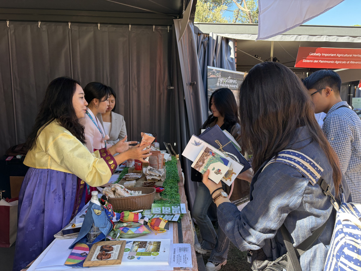▲산림청 관계자가 10~13일 이탈리아 로마에서 열린 유엔식량농업기구 설립 80주년 기념글로벌 전시회에서 숲푸드를 홍보하고 있다. (사진제공=산림청)