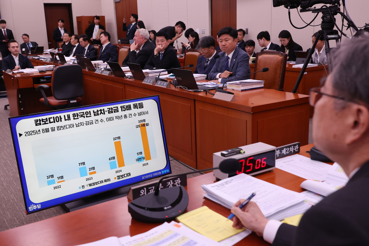 ▲조현 외교부 장관이 13일 서울 여의도 국회에서 열린 외교통일위원회 국정감사에서 캄보디아 내 한국인 범죄 피해와 관련해 윤후덕 더불어민주당 의원의 질의를 받고 있다. (연합뉴스)