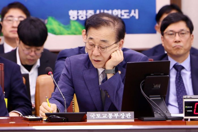 ▲13일 국회 국토교통위원회 국정감사에 참석한 김윤덕 국토부 장관. (뉴시스)