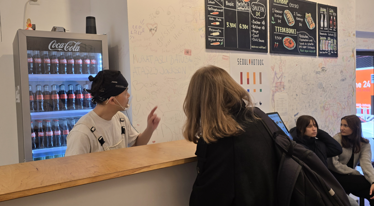 ▲독일 쾰른에서 'K스트리트푸드'를 판매 중인 서울핫도그 내부 전경. 독일 현지인들이 90%일 정도로 현지 반응이 좋다.  (사진=배근미 기자 @athena3507)