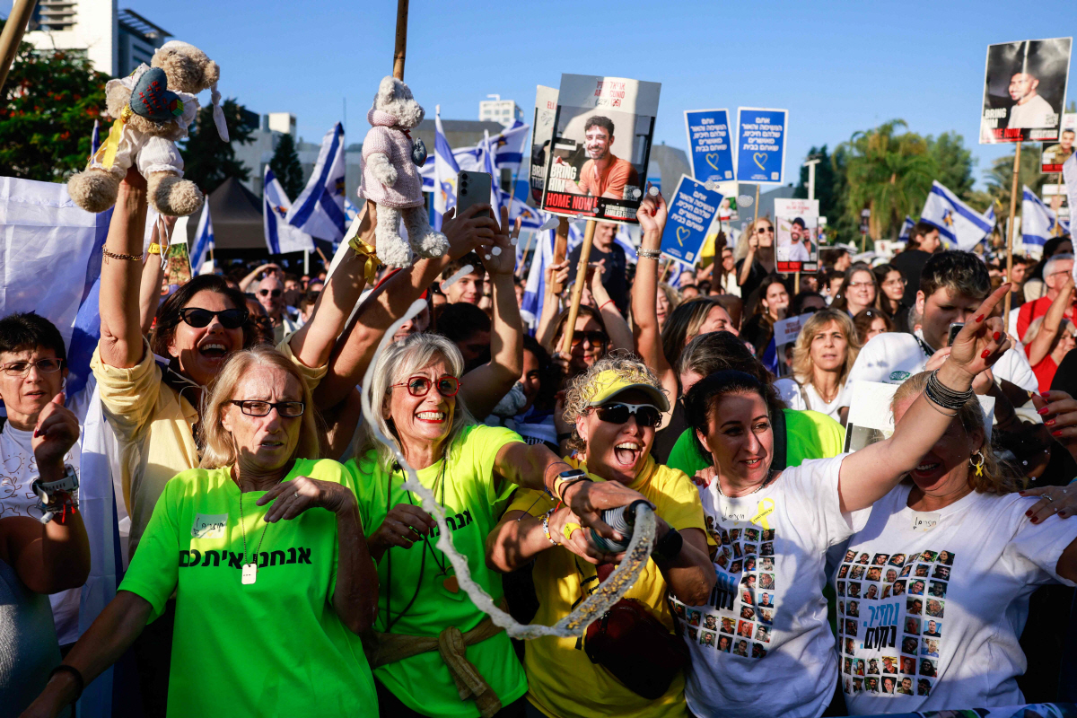 ▲이스라엘 텔아비브의 ‘인질광장’에 모인 사람들이 13일(현지시간) 팔레스타인 무장단체 하마스가 생존 인질 중 7명을 국제적십자위원회에 인도했다는 소식을 듣고 환호하고 있다. (텔아비브/AFP연합뉴스)