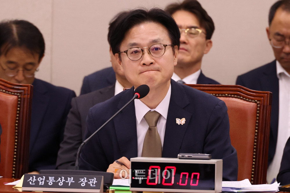 ▲김정관 산업통상부 장관이 13일 서울 여의도 국회에서 열린 산업통상자원중소벤처기업위원회 국정감사에서 의원 질의에 답하고 있다. 고이란 기자 photoeran@ 