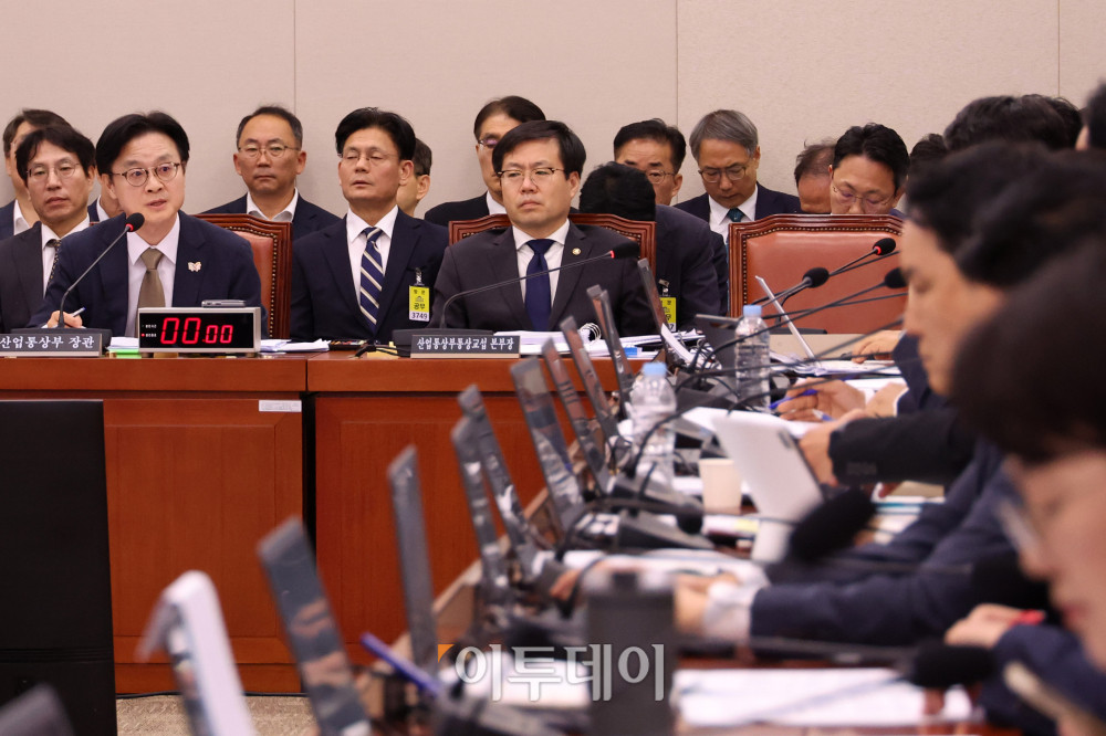 ▲김정관 산업통상부 장관이 13일 서울 여의도 국회에서 열린 산업통상자원중소벤처기업위원회 국정감사에서 의원 질의에 답하고 있다. 고이란 기자 photoeran@