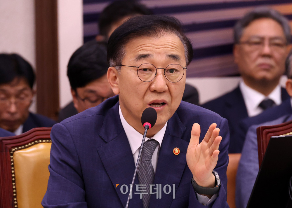 ▲김윤덕 국토교통부 장관이 13일 서울 여의도 국회에서 열린 국토교통위원회 국정감사에서 의원 질의에 답하고 있다. 고이란 기자 photoeran@