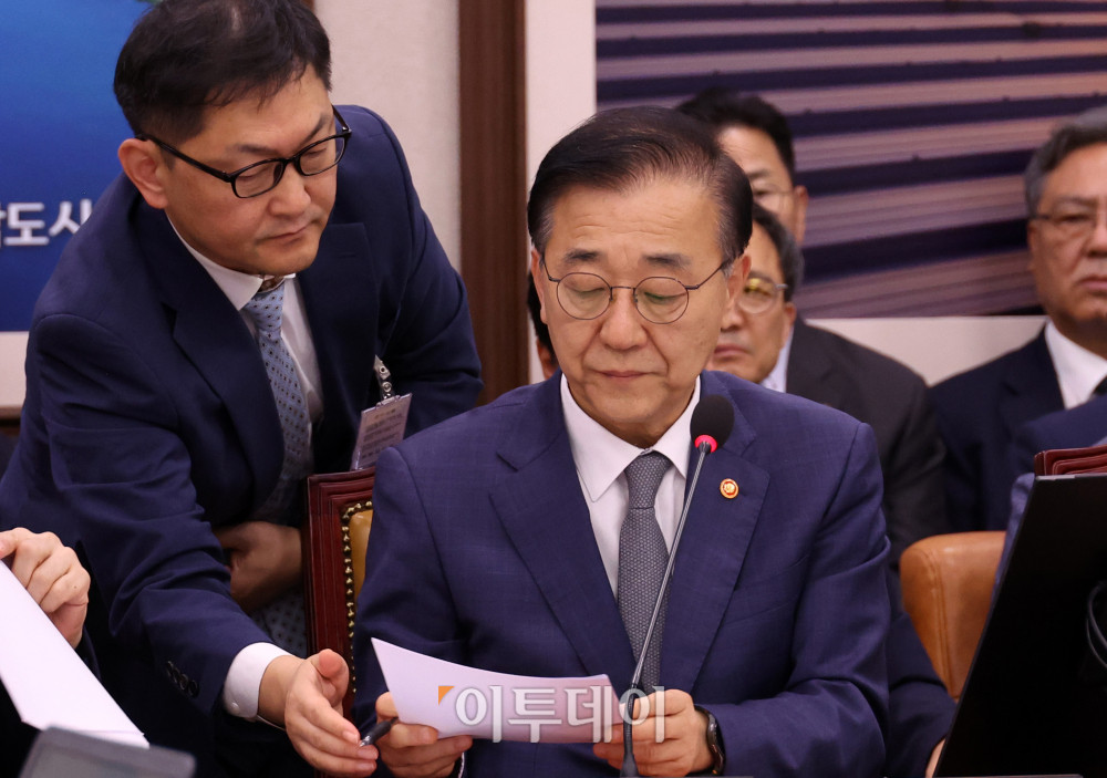 ▲김윤덕 국토교통부 장관이 13일 서울 여의도 국회에서 열린 국토교통위원회 국정감사에서 자료를 살펴보고 있다. 고이란 기자 photoeran@ 