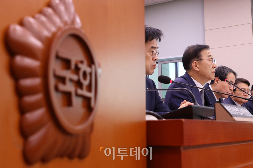 ▲김윤덕 국토교통부 장관이 13일 서울 여의도 국회에서 열린 국토교통위원회 국정감사에서 의원 질의에 답하고 있다. 고이란 기자 photoeran@