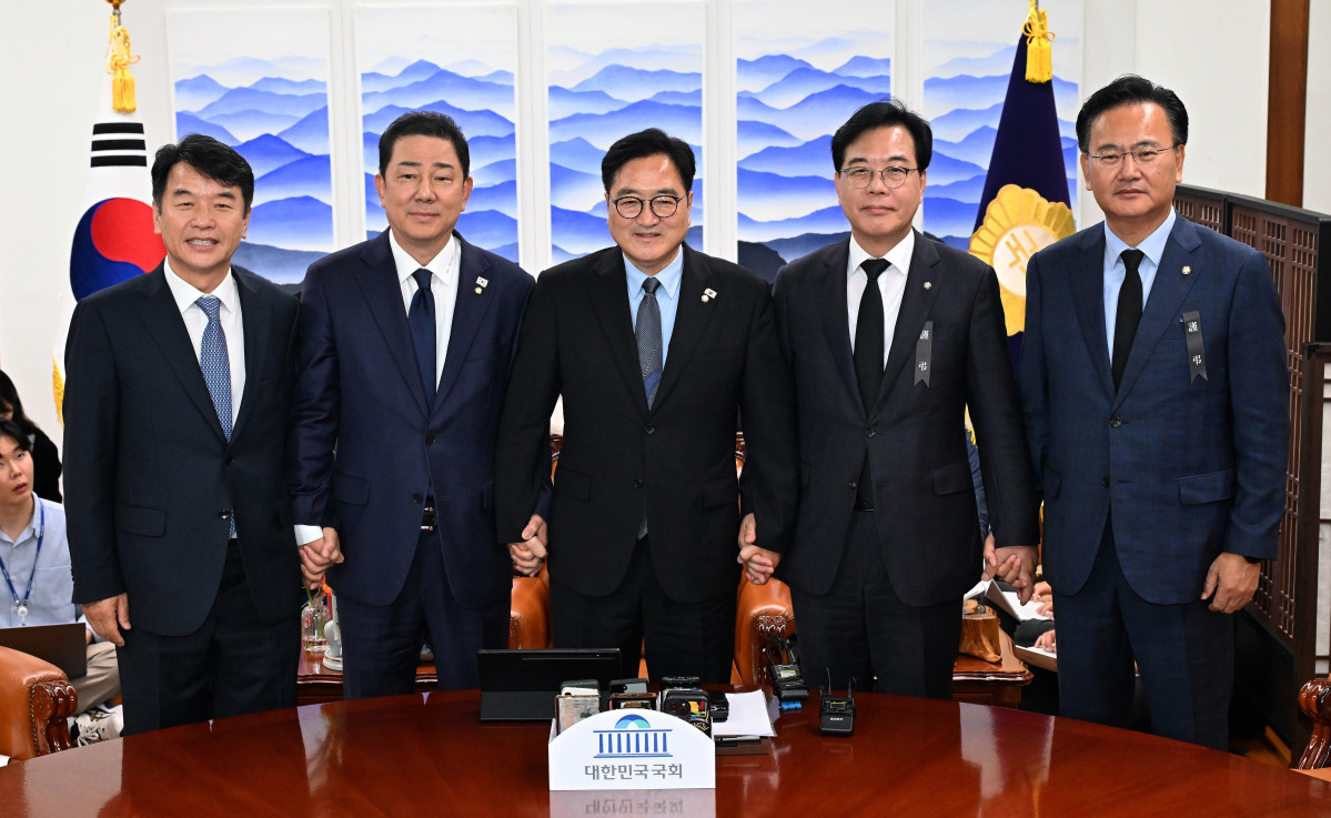 ▲우원식 국회의장과 여야 원내대표가 13일 국회에서 열린 국회의장 주재 여야 원내대표 회동에 앞서 기념촬영을 하고 있다. 왼쪽부터 문진석 더불어민주당 원내운영수석부대표, 김병기 원내대표, 우 국회의장, 송언석 국민의힘 원내대표, 유상범 원내운영수석부대표. (공동취재) (사진=뉴시스)