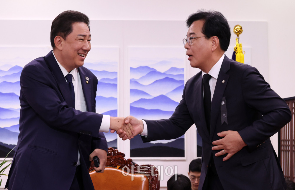 ▲김병기(왼쪽) 더불어민주당 원내대표와 송언석 국민의힘 원내대표가 13일 서울 여의도 국회에서 열린 국회의장 주재 여야 원내대표 회동에 앞서 인사하고 있다. 고이란 기자 photoeran@