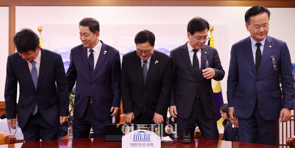 ▲우원식 국회의장과 여야 원내대표가 13일 서울 여의도 국회에서 회동을 하고 있다. 왼쪽부터 더불어민주당 문진석 원내운영수석부대표·김병기 원내대표, 우 의장, 국민의힘 송언석 원내대표·유상범 원내운영수석부대표. 고이란 기자 photoeran@