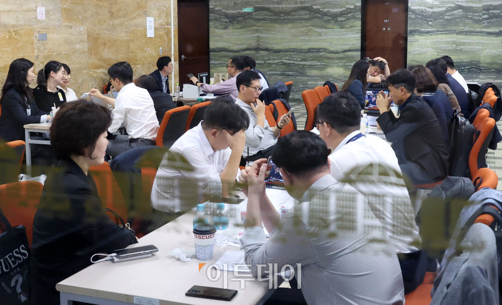 ▲이재명 정부 국정감사 첫날인 13일 서울 여의도 국회에서 상임위 별 피감기관 관계자들이 분주하게 국감 준비를 하고 있다. 고이란 기자 photoeran@