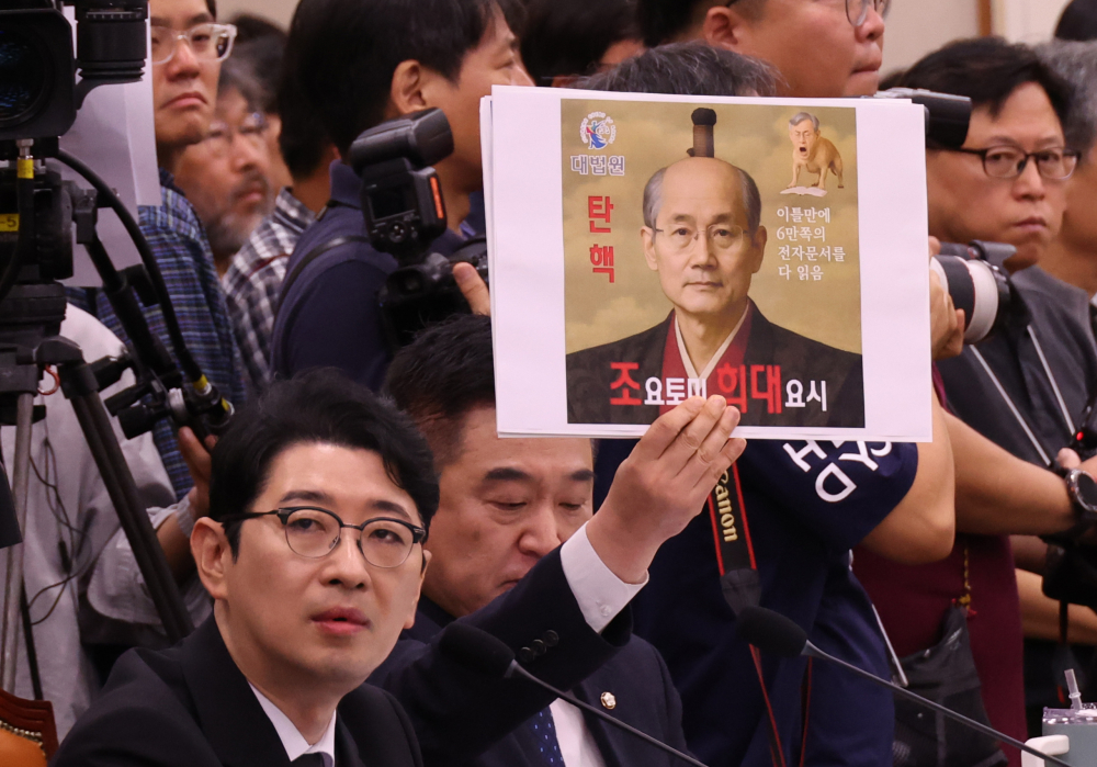 ▲최혁진 무소속 의원이 13일 서울 여의도 국회에서 열린 법제사법위원회 국정감사에서 조희대 대법원장에게 질의를 하고 있다. 이날 추미애 법사위원장은 조 대법원장을 관례대로 인사말 후 이석시키지 않고 참고인 신분으로 질의응답을 진행했다.  (고이란 기자 photoeran@)