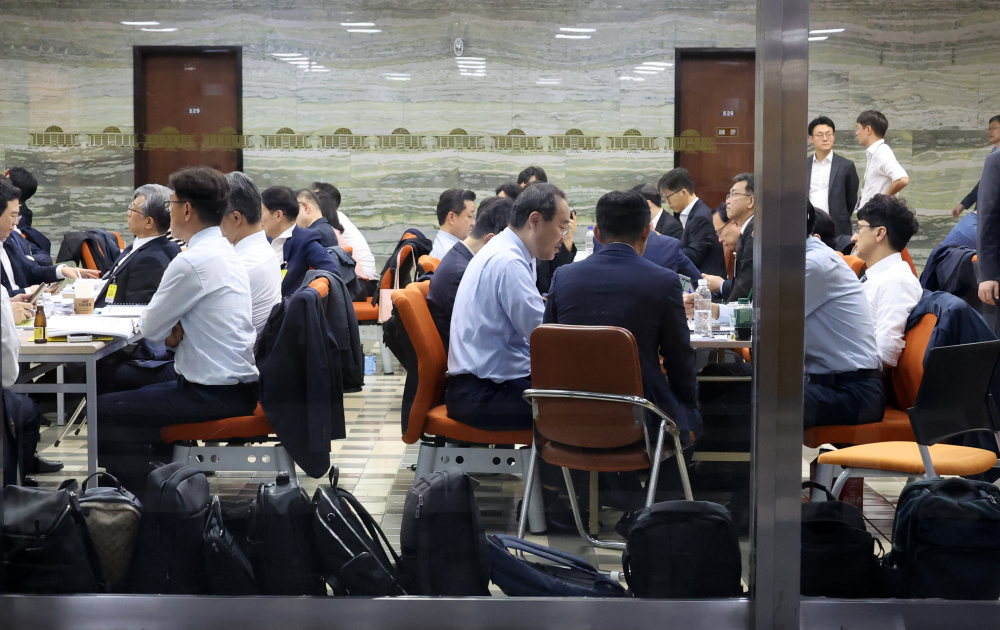 ▲이재명 정부 국정감사 첫날인 13일 서울 여의도 국회에서 상임위 별 피감기관 관계자들이 분주하게 국감 준비를 하고 있다.  (고이란 기자 photoeran@)