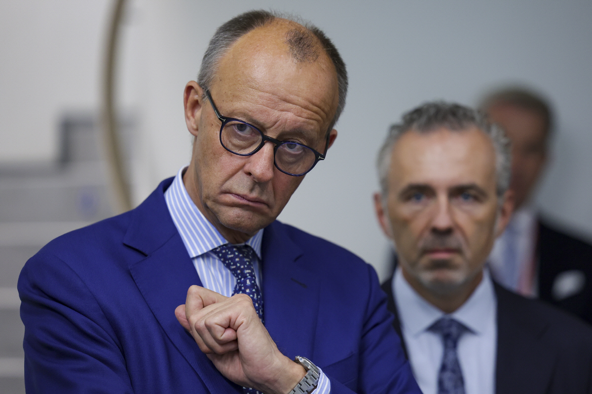 ▲프리드리히 메르츠 독일 총리가 지난달 13일(현지시간) 헨켈 뒤셀도르프 공장을 견학하고 있다.  (뒤셀도르프(독일)/EPA연합뉴스)